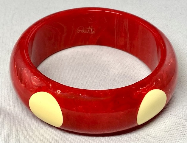 AB168 Pantti marbled red/cream dots bakelite bangle
