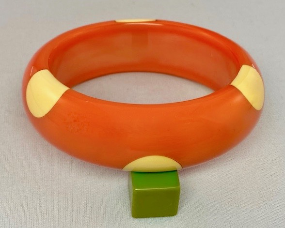 AB132  Pantti coral orange 3/4 dot bakeliet bangle