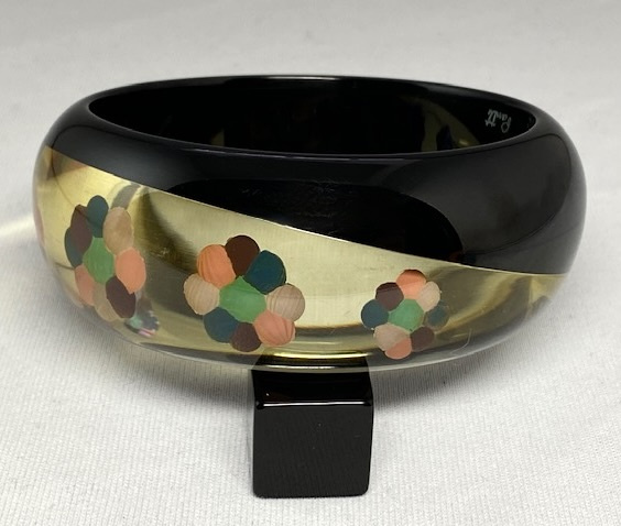 AB160 Pantti black and reverse carved applejuice bakelite bangle