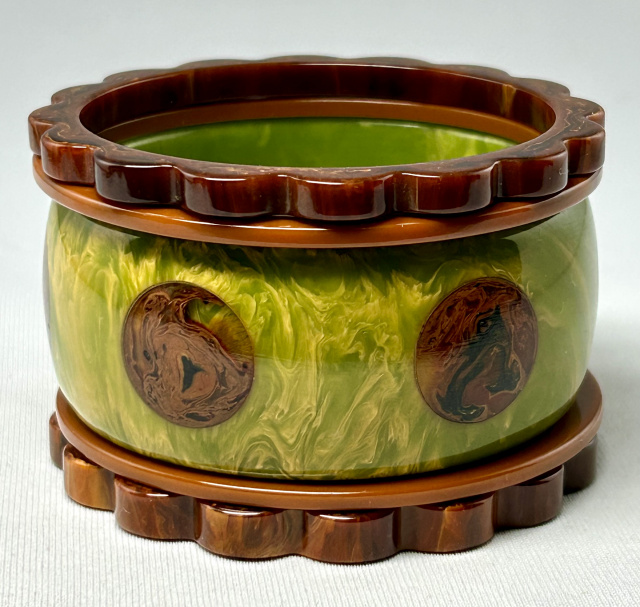 AB138 Teresa wide green dot bangle with marbled brown daisy spacers
