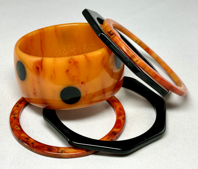 AB108 Alberto wide flame bakelite dot bangle stack