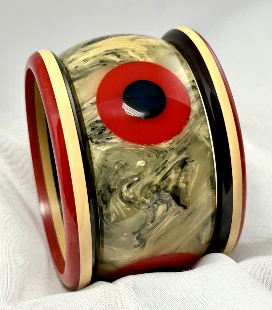 AB1 Brandon red/black bullseye on marbled black/pale yellow bakelite bangle