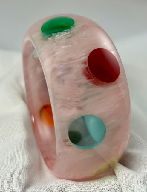 AP21 wide marbled pale pink with prystal dots bakelite bangle