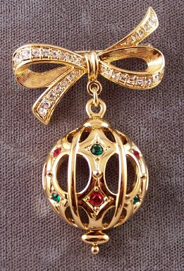 CHR25 Swarovski goldtone bow/Christmas tree ornament pin