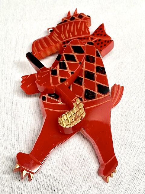 Foltz 23 XL red bakelite golfer scottie pin