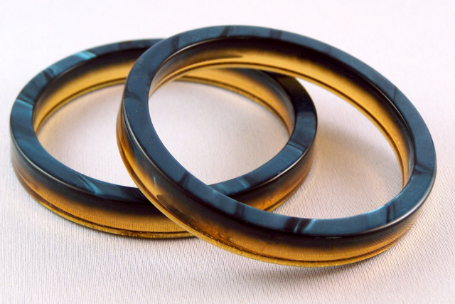 PO39  pr PONO two tone resin bangles   