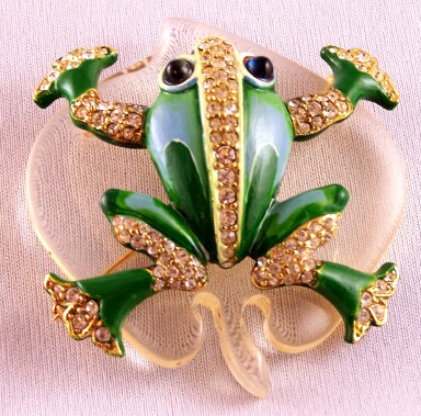 RPO6 repro Trifari frog/lily pad jelly belly pin