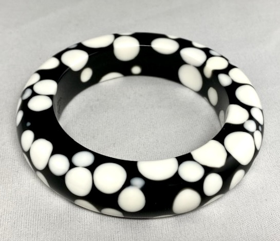 SO117 Sobral black with white dots resin bangle