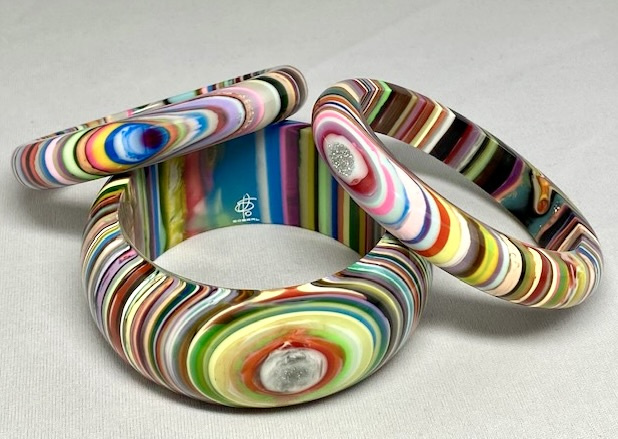 SO118 Sobral multicolored stripes cat eye resin bangle