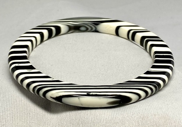 SO130 Sobral black & white stripes cat eye resin bangle