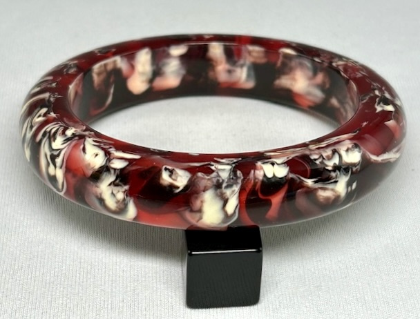 SO146 unsigned Sobral resin bangle in marbled red, black & cream 